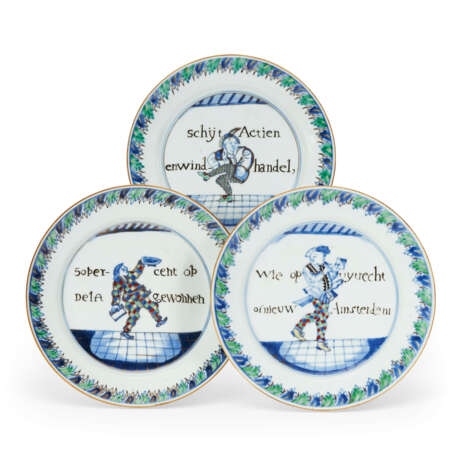 THREE CHINESE EXPORT PORCELAIN COMMEDIA DELL'ARTE 'SOUTH SEA BUBBLE' PLATES - фото 1