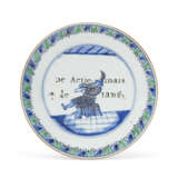 TWO CHINESE EXPORT PORCELAIN COMMEDIA DELL'ARTE 'SOUTH SEA BUBBLE' PLATES - Foto 5