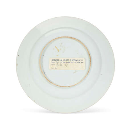 TWO CHINESE EXPORT PORCELAIN COMMEDIA DELL'ARTE 'SOUTH SEA BUBBLE' PLATES - Foto 6