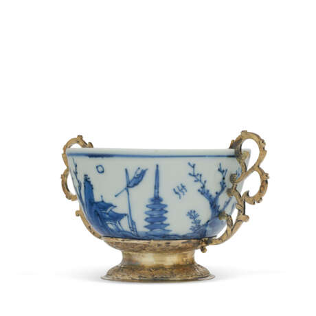 A SILVER-GILT MOUNTED CHINESE EXPORT PORCELAIN BLUE AND WHITE TEABOWL - Foto 2