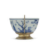 A SILVER-GILT MOUNTED CHINESE EXPORT PORCELAIN BLUE AND WHITE TEABOWL - Foto 3