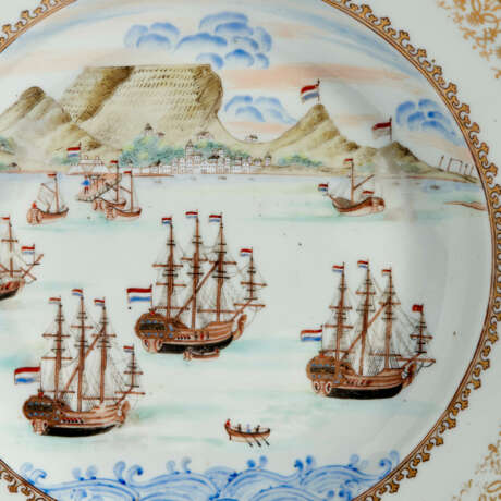 A CHINESE EXPORT PORCELAIN 'CAPE OF GOOD HOPE' PLATE - фото 2
