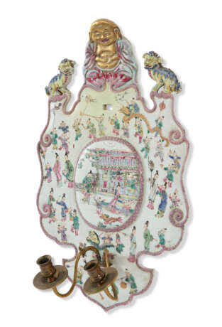 A CHINESE EXPORT STYLE PORCELAIN FAMILLE ROSE WALL SCONCE - фото 2