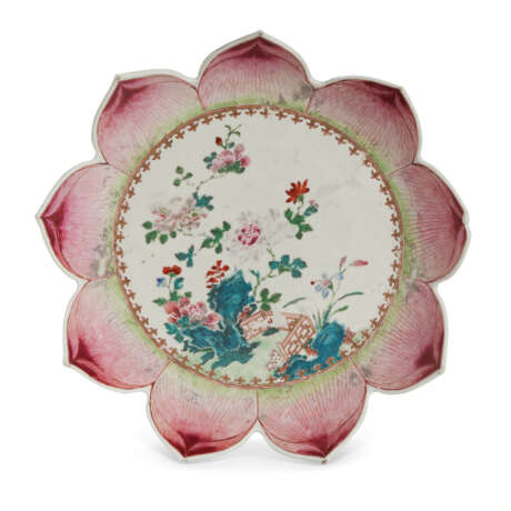 A CHINESE EXPORT PORCELAIN FAMILLE ROSE LOTUS DISH - Foto 1
