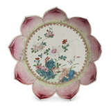 A CHINESE EXPORT PORCELAIN FAMILLE ROSE LOTUS DISH - photo 1