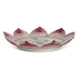 A CHINESE EXPORT PORCELAIN FAMILLE ROSE LOTUS DISH - Foto 2