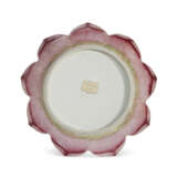 A CHINESE EXPORT PORCELAIN FAMILLE ROSE LOTUS DISH - фото 3