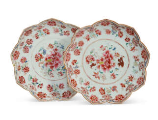 A PAIR OF CHINESE EXPORT PORCELAIN FAMILLE ROSE LOTUS DISHES