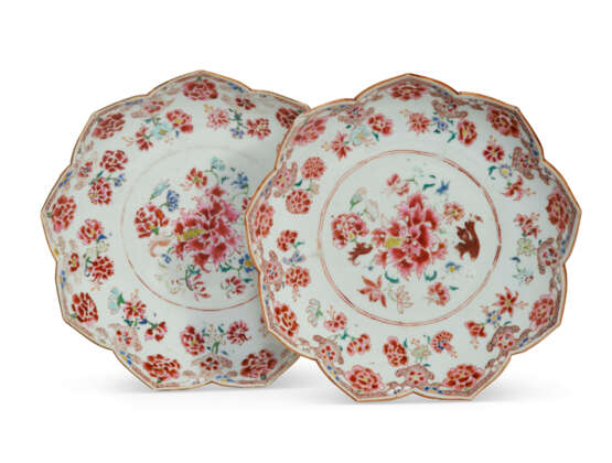 A PAIR OF CHINESE EXPORT PORCELAIN FAMILLE ROSE LOTUS DISHES - photo 1