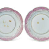 A PAIR OF CHINESE EXPORT PORCELAIN FAMILLE ROSE LOTUS DISHES - Foto 2