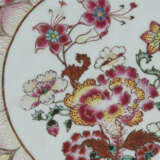 A PAIR OF CHINESE EXPORT PORCELAIN FAMILLE ROSE LOTUS DISHES - photo 3