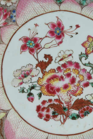 A PAIR OF CHINESE EXPORT PORCELAIN FAMILLE ROSE LOTUS DISHES - photo 3