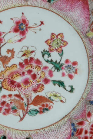 A PAIR OF CHINESE EXPORT PORCELAIN FAMILLE ROSE LOTUS DISHES - Foto 4