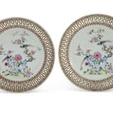 A PAIR OF CHINESE EXPORT PORCELAIN FAMILLE ROSE RETICULATED SAUCER DISHES - фото 1