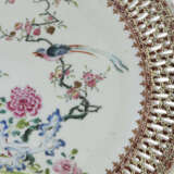 A PAIR OF CHINESE EXPORT PORCELAIN FAMILLE ROSE RETICULATED SAUCER DISHES - Foto 3