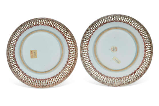 A PAIR OF CHINESE EXPORT PORCELAIN FAMILLE ROSE RETICULATED SAUCER DISHES - фото 4