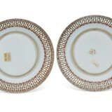 A PAIR OF CHINESE EXPORT PORCELAIN FAMILLE ROSE RETICULATED SAUCER DISHES - Foto 4