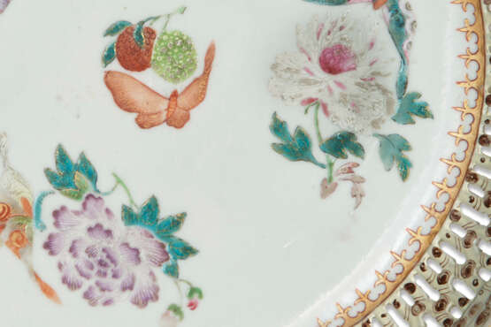 A PAIR OF CHINESE EXPORT PORCELAIN FAMILLE ROSE RETICULATED SAUCER DISHES - photo 3