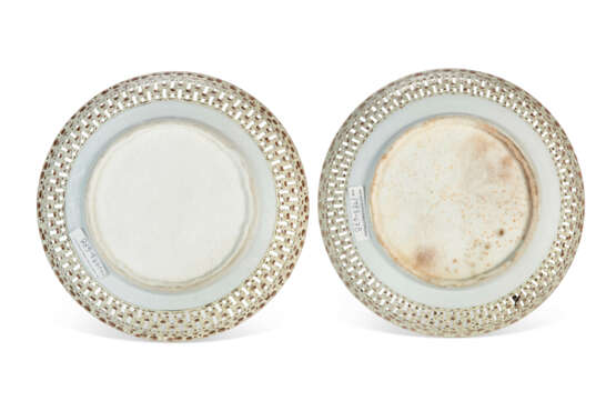 A PAIR OF CHINESE EXPORT PORCELAIN FAMILLE ROSE RETICULATED SAUCER DISHES - photo 4