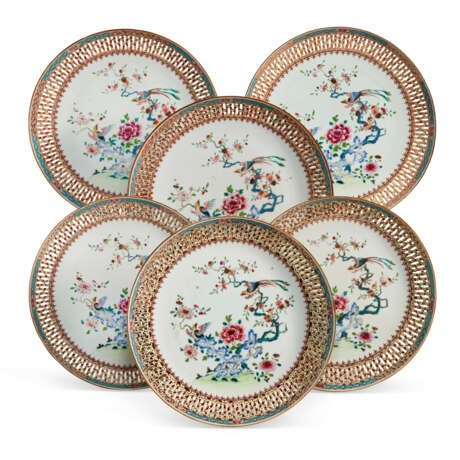 SIX CHINESE EXPORT PORCELAIN FAMILLE ROSE RETICULATED SAUCER DISHES - фото 1
