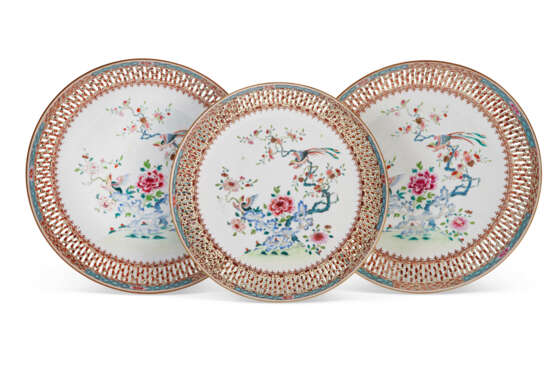 SIX CHINESE EXPORT PORCELAIN FAMILLE ROSE RETICULATED SAUCER DISHES - фото 2