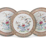 SIX CHINESE EXPORT PORCELAIN FAMILLE ROSE RETICULATED SAUCER DISHES - Foto 2