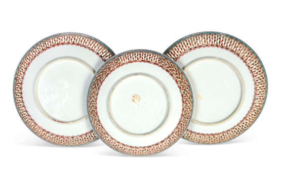 SIX CHINESE EXPORT PORCELAIN FAMILLE ROSE RETICULATED SAUCER DISHES - фото 3