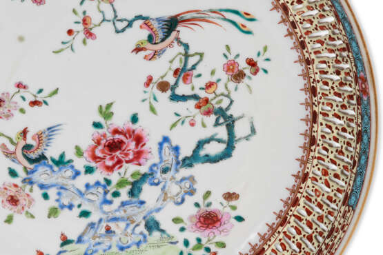 SIX CHINESE EXPORT PORCELAIN FAMILLE ROSE RETICULATED SAUCER DISHES - photo 4