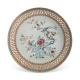 SIX CHINESE EXPORT PORCELAIN FAMILLE ROSE RETICULATED SAUCER DISHES - Foto 5