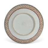 SIX CHINESE EXPORT PORCELAIN FAMILLE ROSE RETICULATED SAUCER DISHES - Foto 6