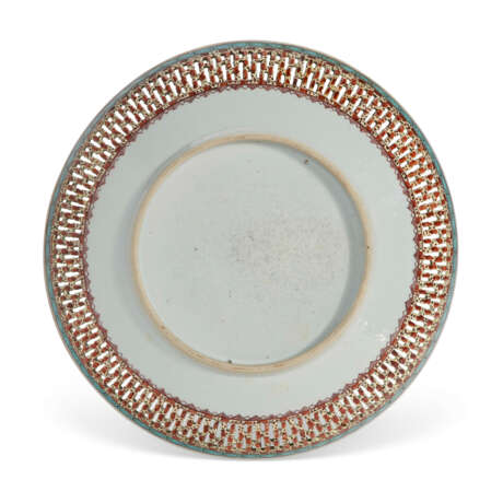 SIX CHINESE EXPORT PORCELAIN FAMILLE ROSE RETICULATED SAUCER DISHES - Foto 6