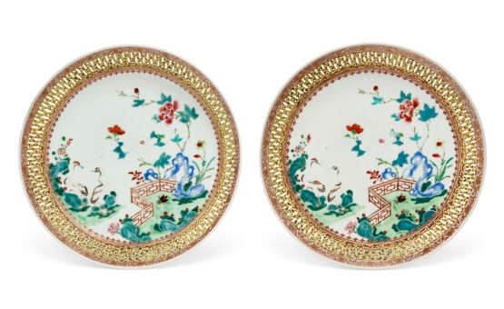 A PAIR OF CHINESE EXPORT PORCELAIN FAMILLE ROSE RETICULATED SAUCER DISHES - photo 1