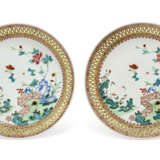 A PAIR OF CHINESE EXPORT PORCELAIN FAMILLE ROSE RETICULATED SAUCER DISHES - Foto 1