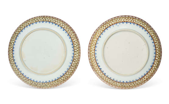 A PAIR OF CHINESE EXPORT PORCELAIN FAMILLE ROSE RETICULATED SAUCER DISHES - photo 2