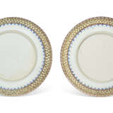 A PAIR OF CHINESE EXPORT PORCELAIN FAMILLE ROSE RETICULATED SAUCER DISHES - Foto 2