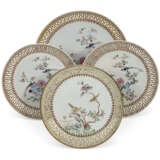 FOUR CHINESE EXPORT PORCELAIN FAMILLE ROSE RETICULATED SAUCER DISHES - фото 1
