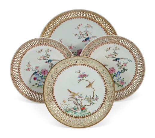 FOUR CHINESE EXPORT PORCELAIN FAMILLE ROSE RETICULATED SAUCER DISHES - Foto 1