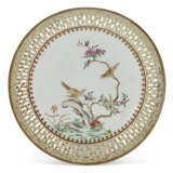FOUR CHINESE EXPORT PORCELAIN FAMILLE ROSE RETICULATED SAUCER DISHES - Foto 2