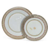 FOUR CHINESE EXPORT PORCELAIN FAMILLE ROSE RETICULATED SAUCER DISHES - Foto 3