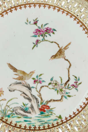 FOUR CHINESE EXPORT PORCELAIN FAMILLE ROSE RETICULATED SAUCER DISHES - photo 4