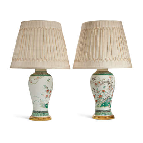 A PAIR OF CHINESE EXPORT PORCELAIN FAMILLE VERTE VASES MOUNTED AS LAMPS - photo 2