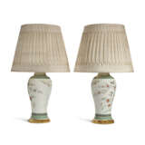 A PAIR OF CHINESE EXPORT PORCELAIN FAMILLE VERTE VASES MOUNTED AS LAMPS - photo 3