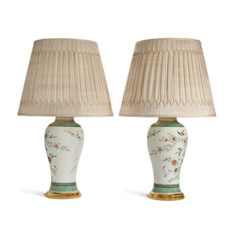 A PAIR OF CHINESE EXPORT PORCELAIN FAMILLE VERTE VASES MOUNTED AS LAMPS - Foto 3