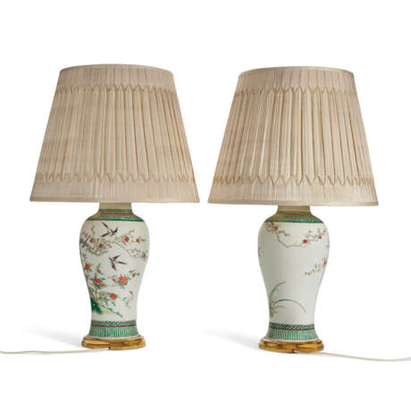 A PAIR OF CHINESE EXPORT PORCELAIN FAMILLE VERTE VASES MOUNTED AS LAMPS - photo 4