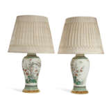 A PAIR OF CHINESE EXPORT PORCELAIN FAMILLE VERTE VASES MOUNTED AS LAMPS - photo 5