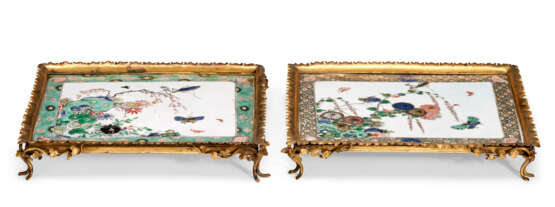 A PAIR OF FRENCH GILT-BRONZE MOUNTED CHINESE FAMILLE VERTE PORCELAIN TILES - Foto 3