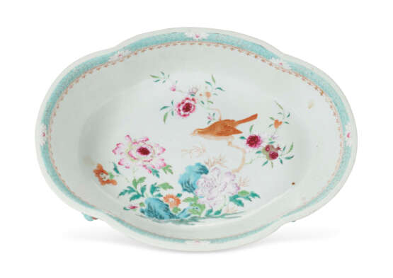 A CHINESE EXPORT PORCELAIN FAMILLE ROSE SHAPED OVAL DISH - photo 2
