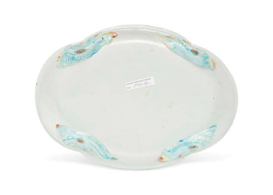 A CHINESE EXPORT PORCELAIN FAMILLE ROSE SHAPED OVAL DISH - Foto 4