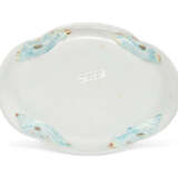 A CHINESE EXPORT PORCELAIN FAMILLE ROSE SHAPED OVAL DISH - Foto 4