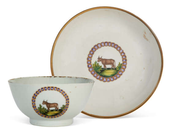 AN AMERICAN MARKET CHINESE EXPORT PORCELAIN LARGE 'COWPOX' TEABOWL AND SAUCER - фото 1